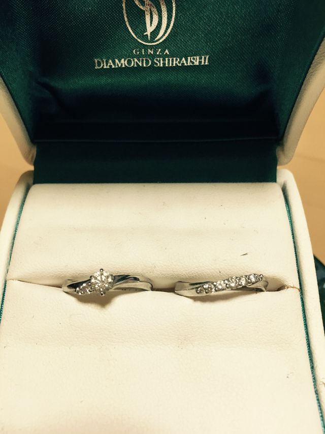 向かって左が婚約指輪、右が結婚指輪です。