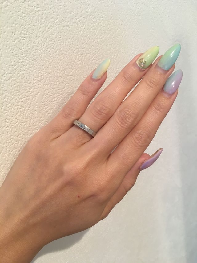 シンプルですが少し厚みがあって存在感あります。