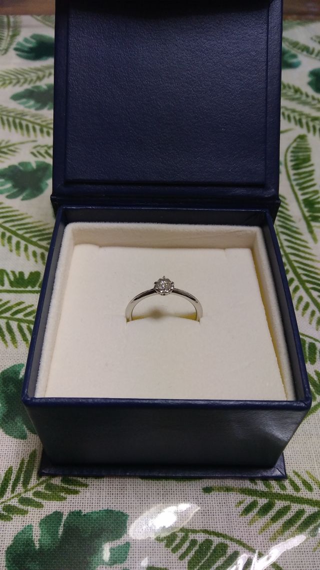 祖母から貰ったダイアのネックレスを指輪に。思い出の品物です。