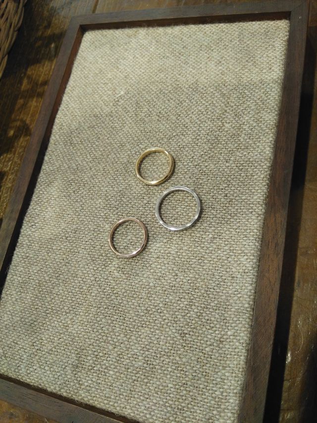 婚約指輪はこのあとダイヤをつけてもらいました。