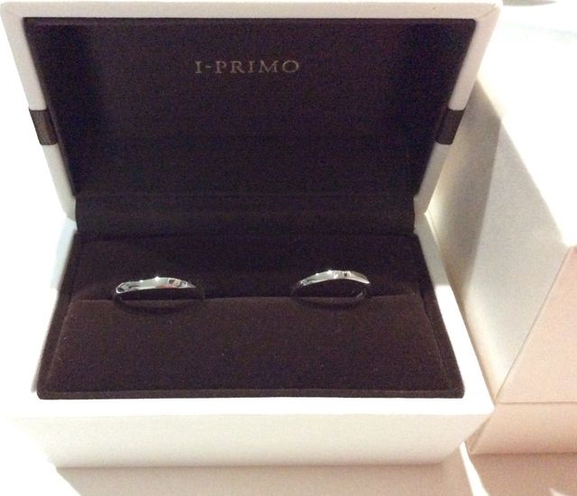 プラチナの結婚指輪。柔らかなカーブで指馴染みが良い