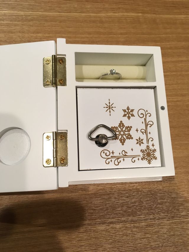 俄の婚約指輪を購入しました。オルゴールに保存されてます。