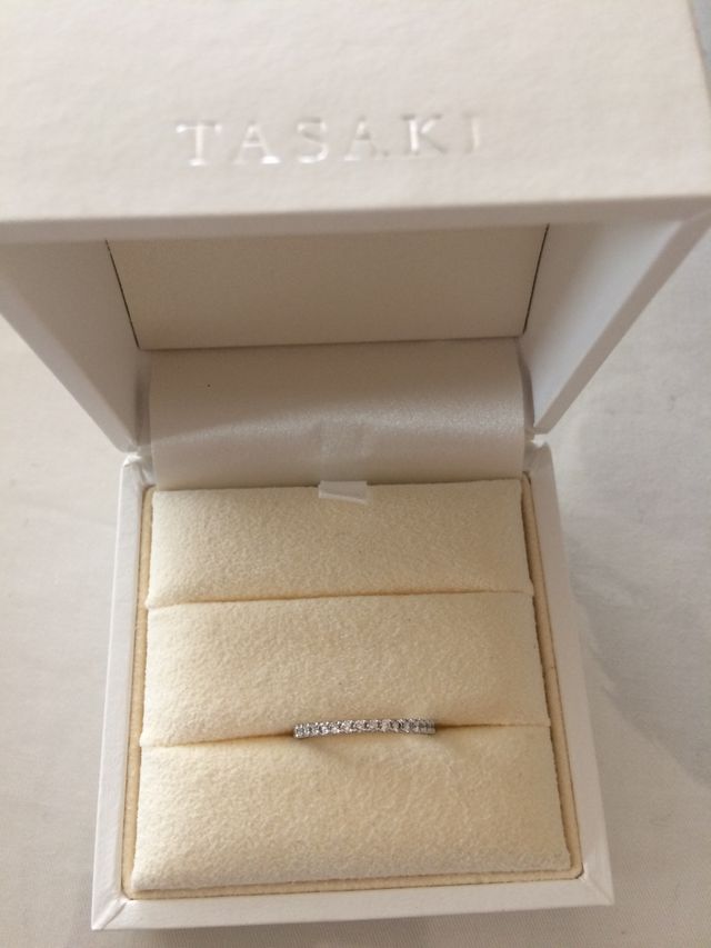 冠婚葬祭でも使えるとのことでハーフのダイヤ入りにしました。