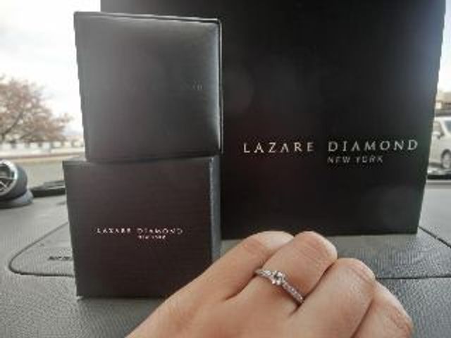 真ん中に大きなダイヤ、その両サイドにもダイヤがあります。