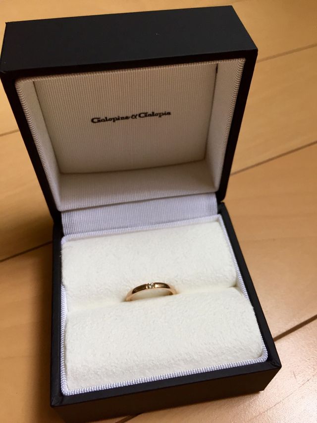 ピンクゴールドにダイヤが一粒埋め込まれています。