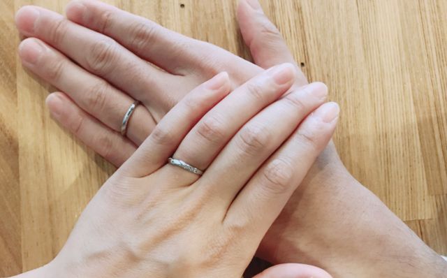 市役所に入籍届を出しに行ってからすぐに付けた時の写真です。