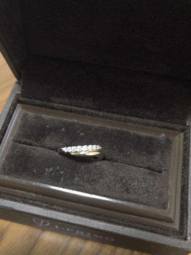 ダイヤがたくさんついてますが、価格がお手頃でした。