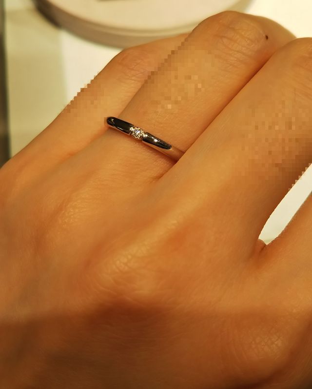 細身の指輪で、真ん中のダイヤがしっかり見えます。