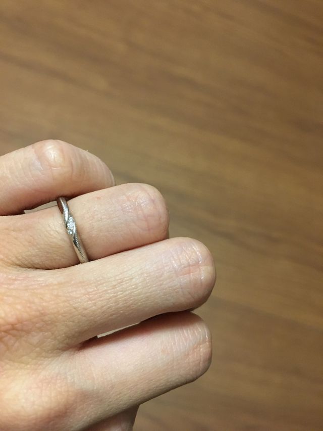 プラチナ素材でダイヤモンド3つ。カスタムでミル打ちしました