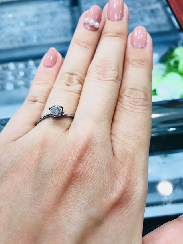 仮の台座にはめている状態です（0.55カラット）