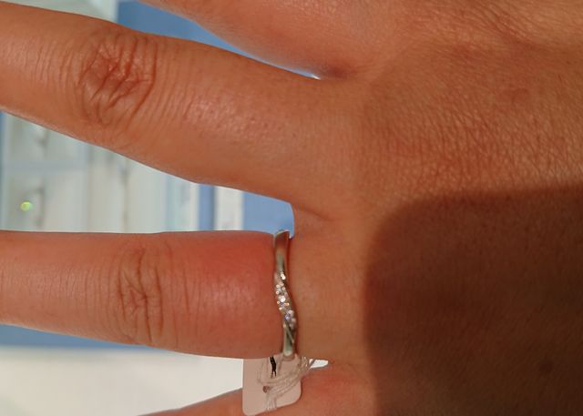 細身のウェーブでダイヤの物を探して試着しました。