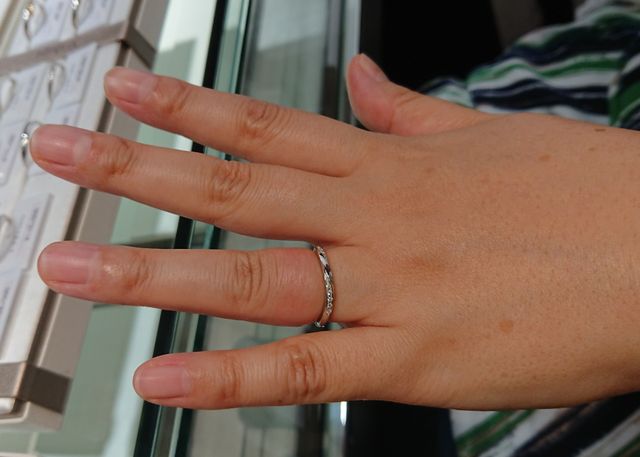 細身のウェーブを探して試着しました。