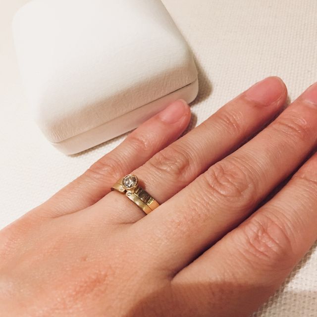 結婚指輪と組み合わせても使えます。