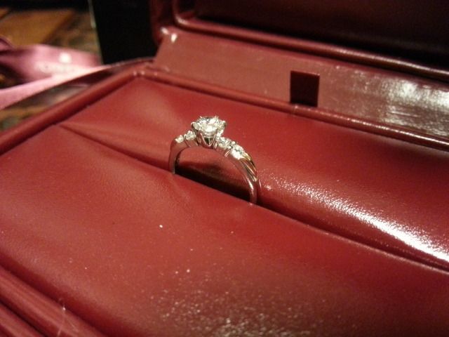 爪がたっていて！石の両脇はピンクゴールドのデザイン