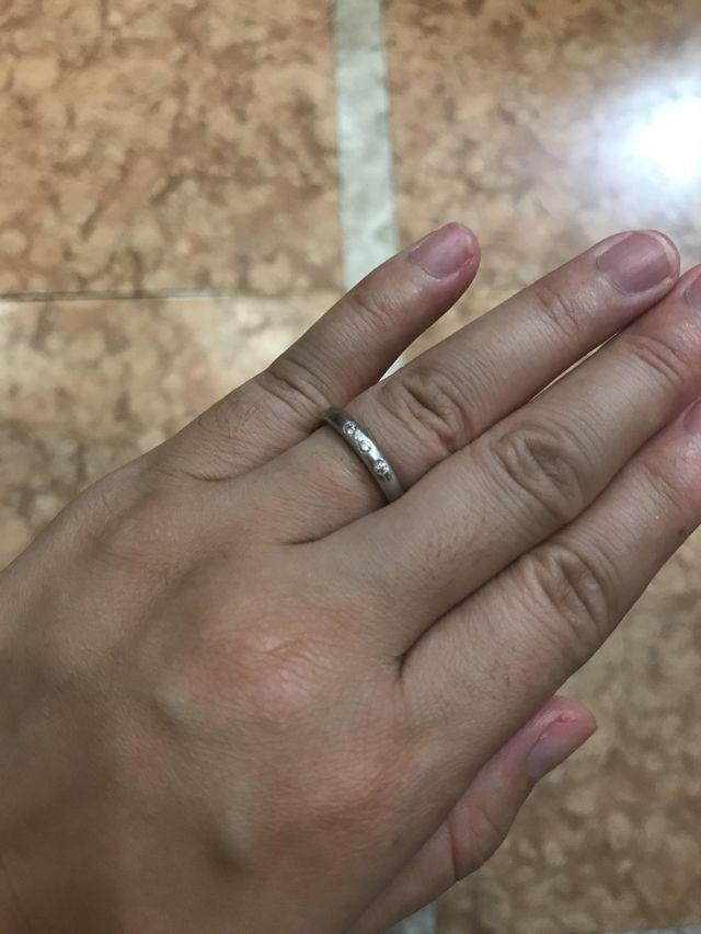 3つのダイヤが、主張しすぎずで可愛いです。