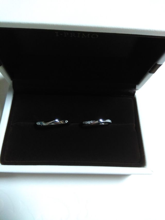 正面と横から見る位置でダイヤが異なって見えます。