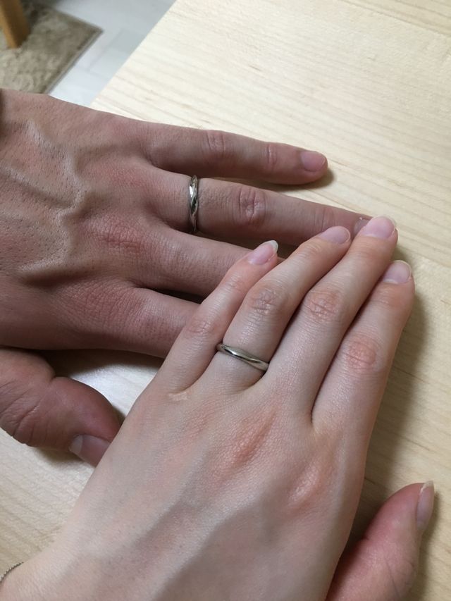 全く同じ形のシンプルな指輪にしました。