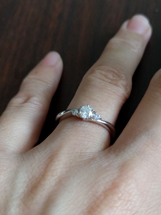 指にはめた写真です。