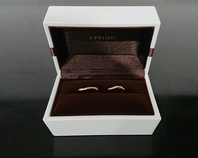 アイプリモさんでルキナというピンクゴールドの結婚指輪です。