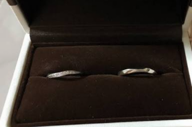 新婦用はストーンが中央に埋め込まれています。