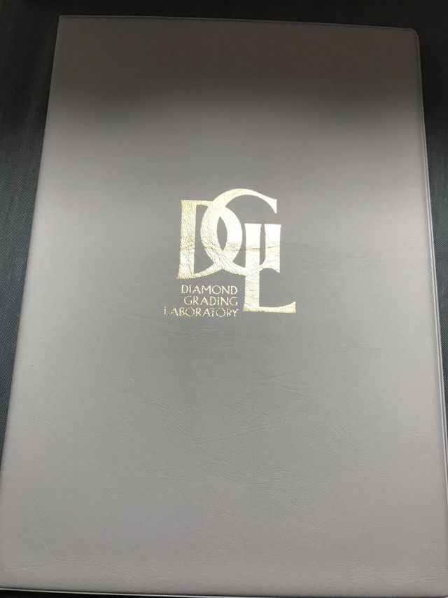 ダイヤのグレードの証明書付き。