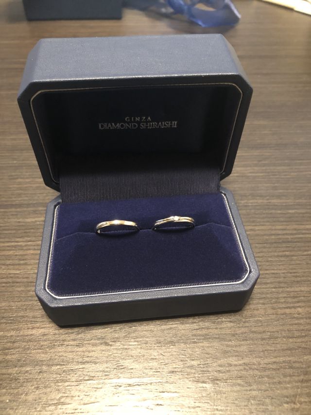 シンプルな男のリングと一石付きの女性用リングです！