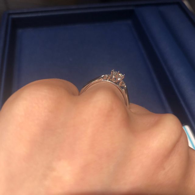 サイドビューです。とても繊細で細かいデザインです