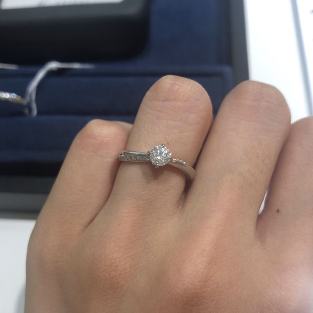 ウェーブタイプでどこからでもダイヤモンドが見えるデザインです