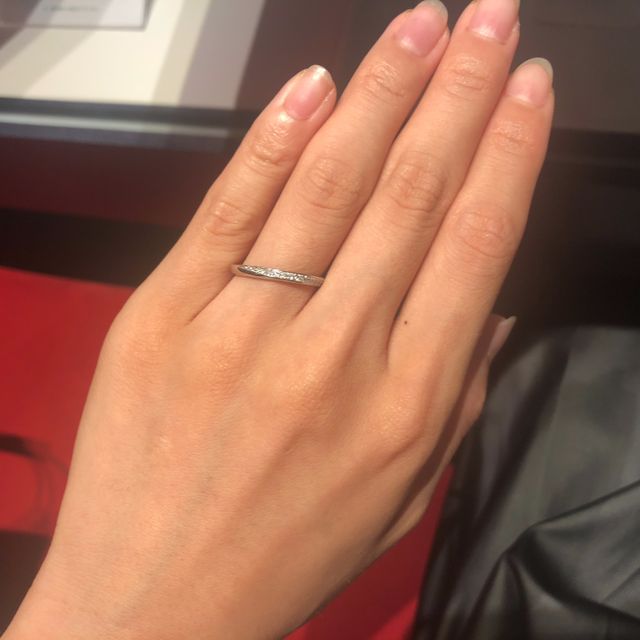 ストレートでダイヤが沢山入ったデザイン