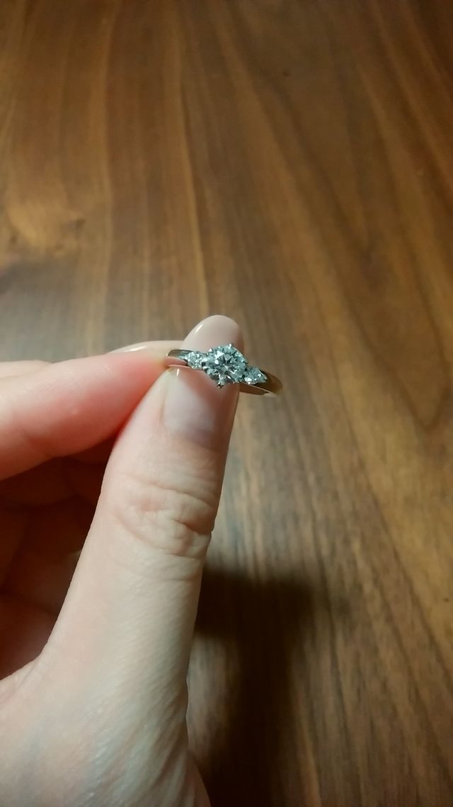 横のダイヤモンドが大粒でウルウルして見えます