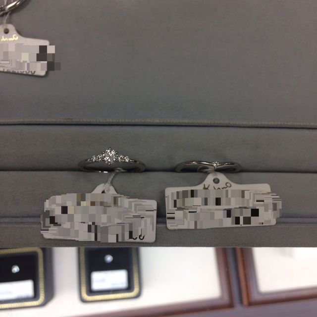 中央のダイヤが引き立つデザイン