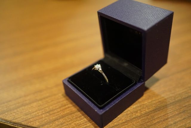 指輪を真横からみるとすずらんのような形になっています。