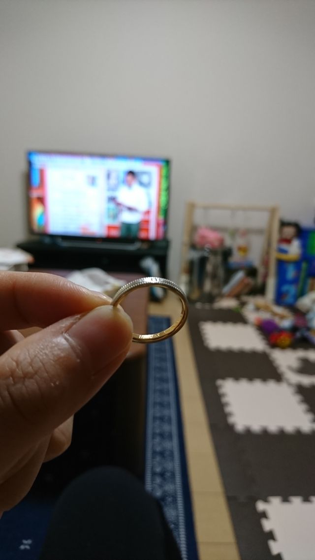 内側はピンクゴールド、ミル打ちデザイン