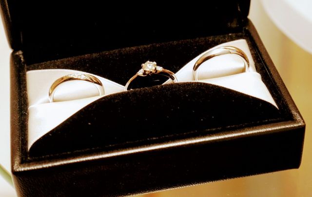 左:結婚指輪(女性)、中央:婚約指輪、右:結婚指輪(男性)