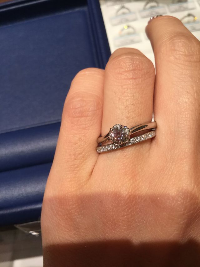 結婚指輪は検討中なので上の婚約指輪のみ購入しています。