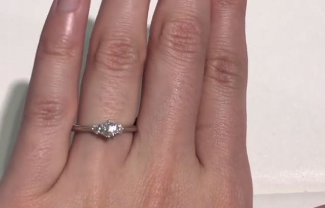 真ん中だけでなく、左右にも石があるため華やかです。