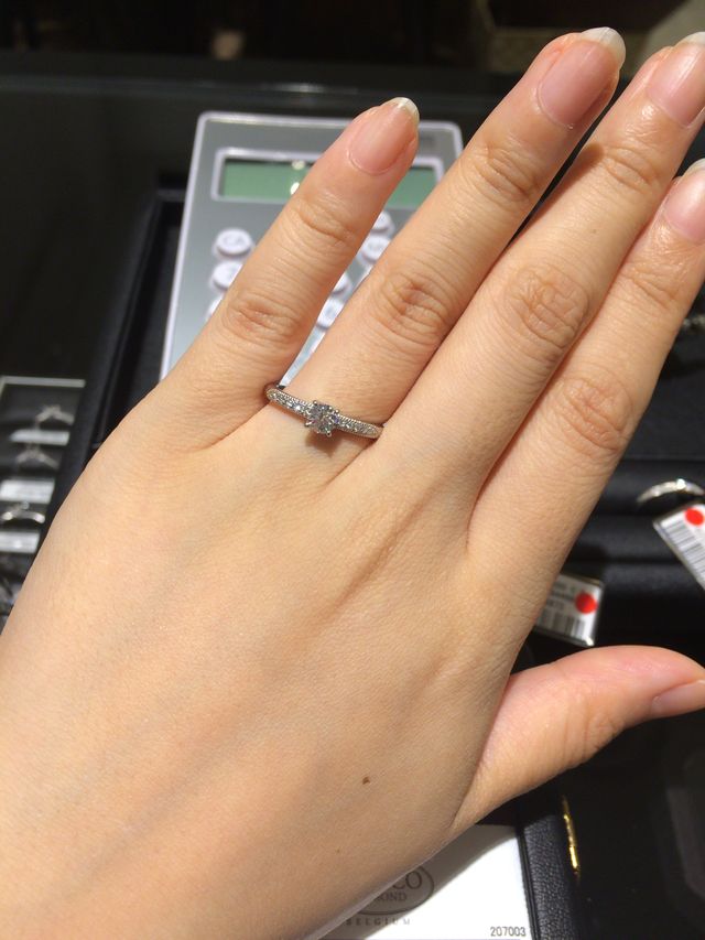 サンドリヨンのセットリングの婚約指輪です。