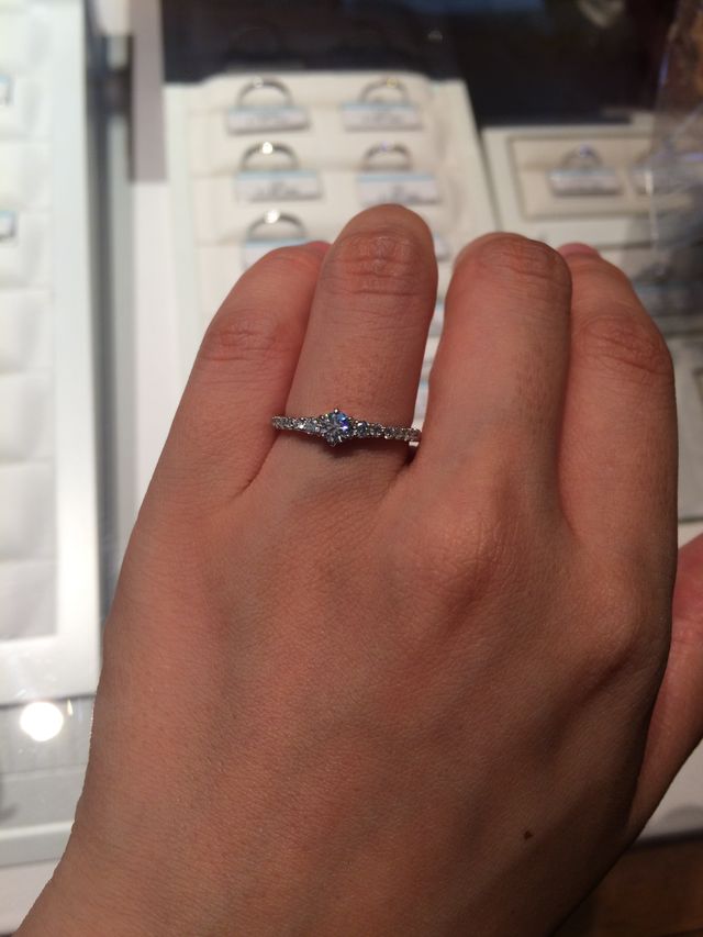 ススマイリングポピーの婚約指輪です。