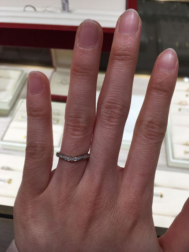 カルティエのバレリーナ カーブです。指が長く見える。