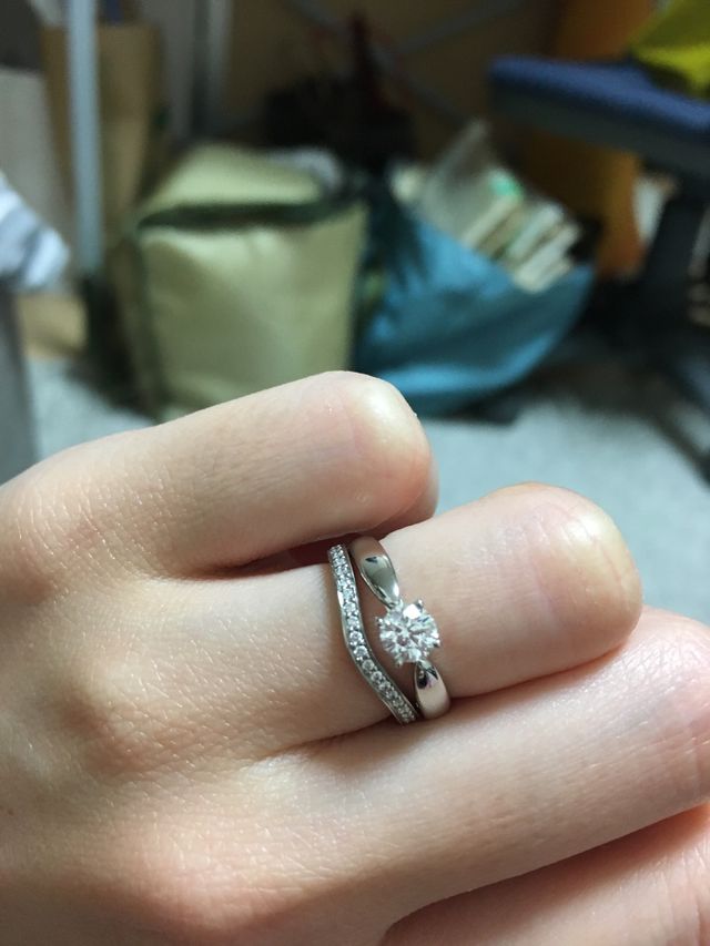 婚約指輪のティファニーのものと。合わせてもしっくりくる。