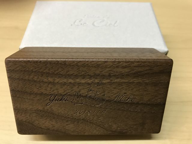 木製の指輪ケースにリング内側と同じ刻印が