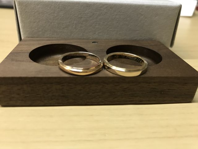 内と外のリングが斜めにクロスしてるデザインです