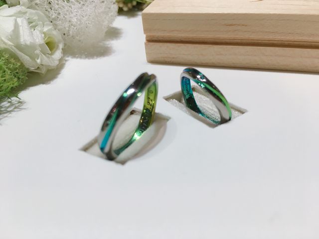 外側も内側もとっても素敵な発色です。