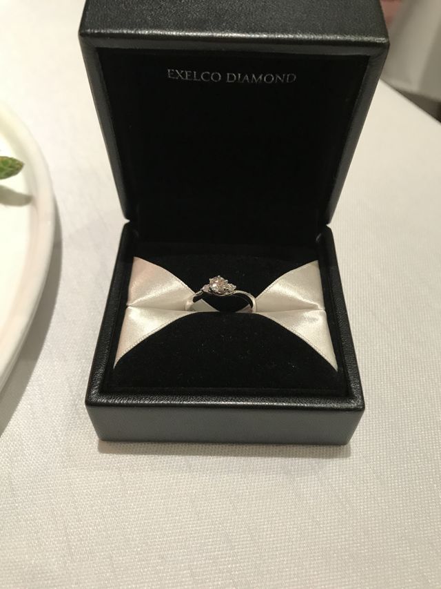 婚約指輪です。3つのダイヤのデザインです。