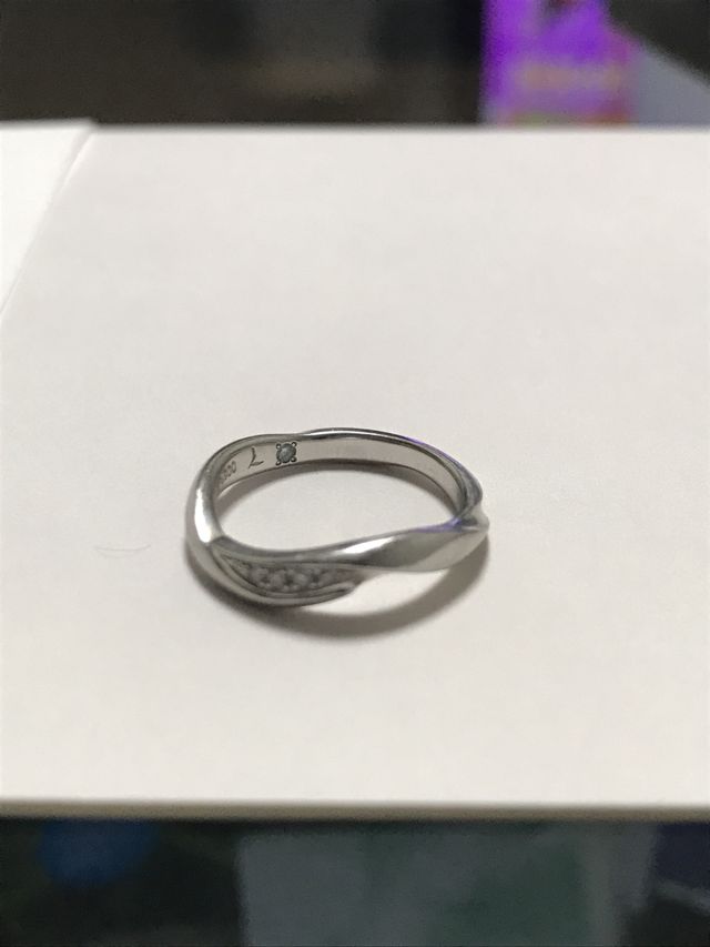 ねじれているようなデザイン。内側にストーンが埋め込まれている