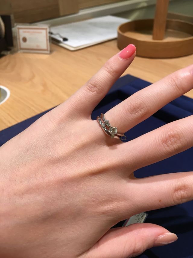 重ねづけできる婚約指輪と結婚指輪です。
