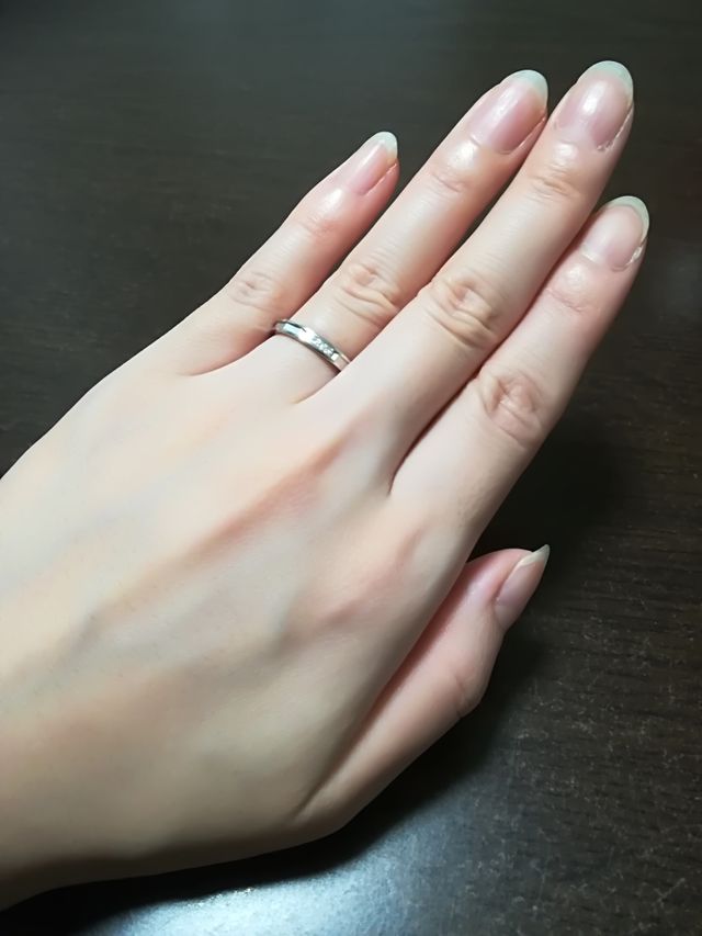 中央にダイヤが入っています