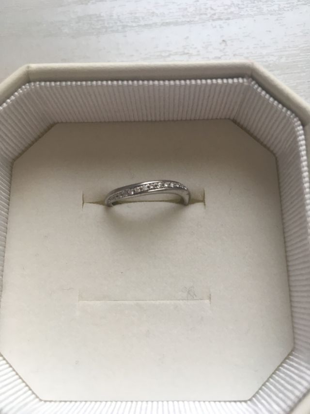 曇りの日に室内で撮影しました。