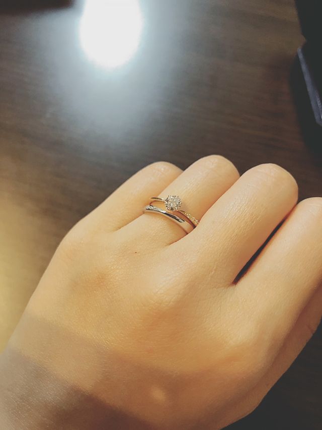 婚約指輪はゴールドですが、重ねづけしてもオシャレです