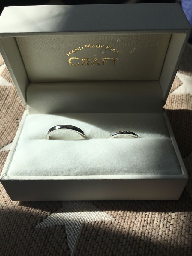 素材はプラチナで揃えて、デザインはそれぞれの好みにしました。